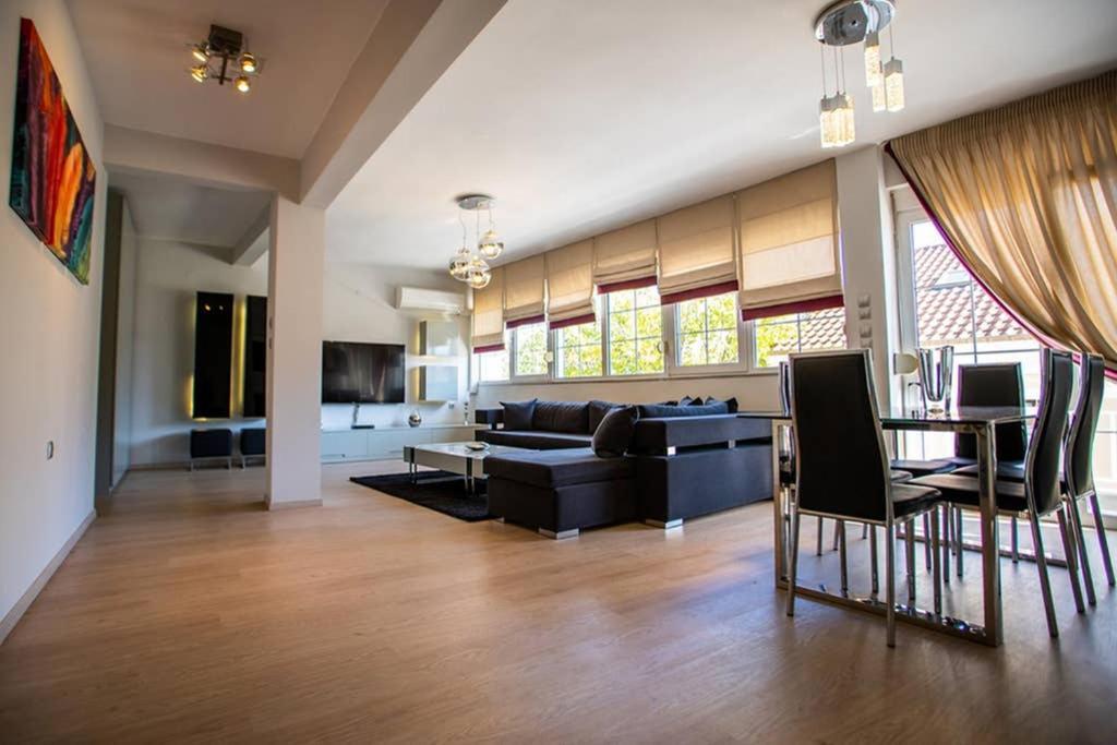 A Stylish Apartment In The Center Of Kastoria Exterior photo