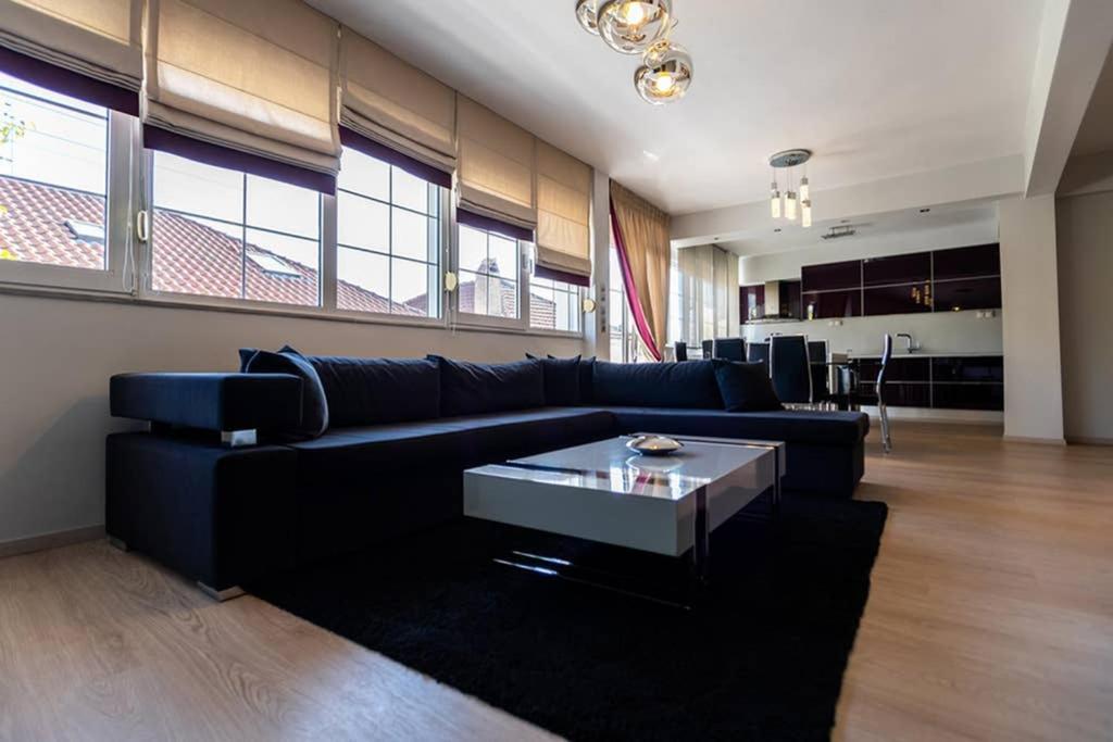 A Stylish Apartment In The Center Of Kastoria Exterior photo